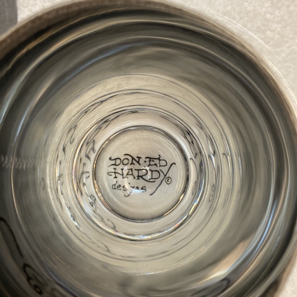 Don Ed Hardy Embroidered PVC Leather
Wrapped Glasses Gift Set Metal Storage Tin - Picture 8 of 10